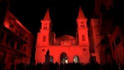 Maronitska katedrala u Alepu u Siriji osvijetljena crvenom bojom u okviru Crvenog tjedna Pomoći Crkvi u nevolji protiv progona kršćana