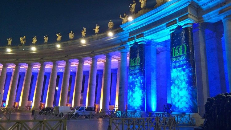 Blick auf die Freiluft Krippen-Ausstellung unter den Kollonaden des Petersplatzes