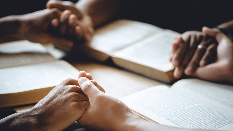 2021.12.15 Gruppo di cristiani che pregano insieme davanti la Bibbia