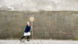 Os Cantores da Estrela levam as bênçãos às famílias, coletando doações para seus coetâneos que mais sofrem.