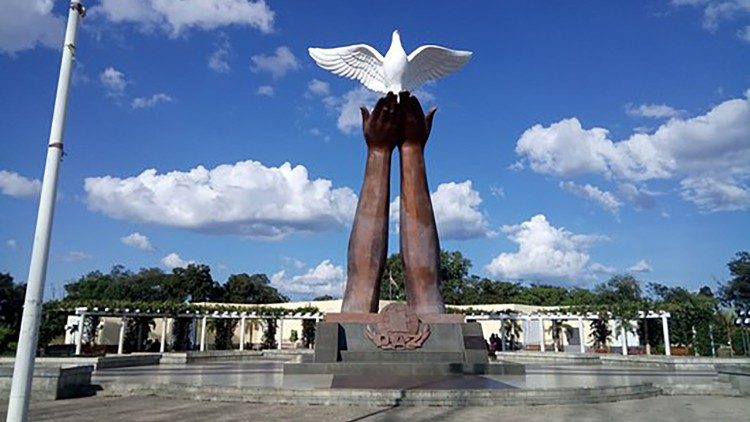 Monumento &agrave; paz em Luanda (Angola)