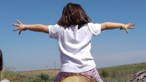 Папа склікае міжнародны саміт па абароне дзяцей