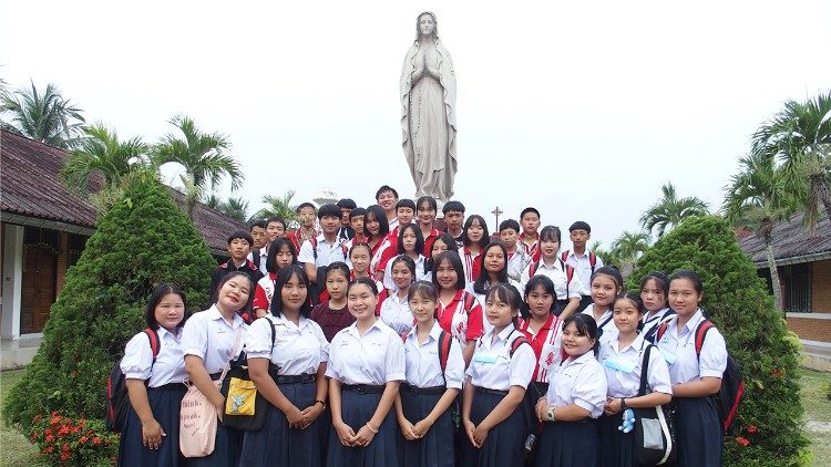 Учні католицької школи в Чае Хом