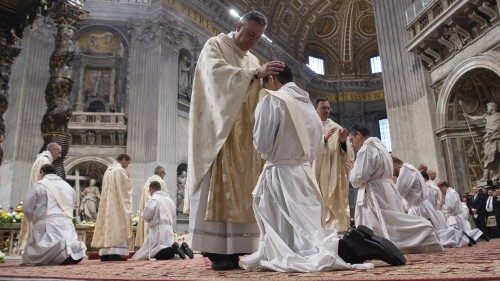 Pope calls for more collegiality in letter on priestly ministry