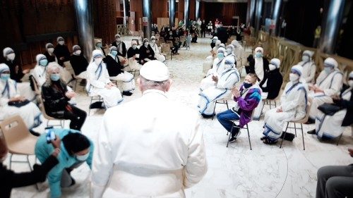 Papa me njerëzit që vaksinohen në Vatikan