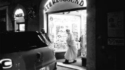 Папа Франциск в римском музыкальном магазине Stereosound