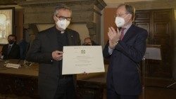 Consegna a monsignor Dario Edoardo Viganò dell’onorificenza di commendatore dell’Ordine della Stella d’Italia