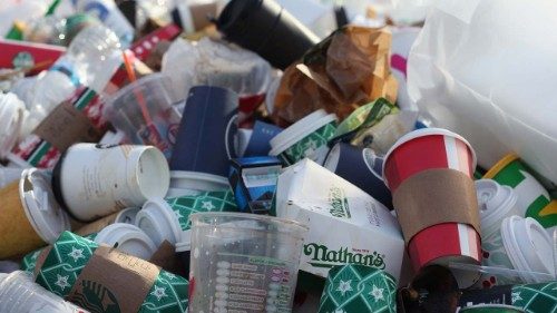 유럽연합은 2022년 1월 14일부터 일회용 플라스틱 사용을 금지한다.