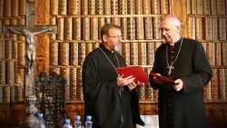 Ukrainas grieķu katoļu arhibīskaps Svjatoslavs Ševčuks un Polijas Bīskapu konferences priekšsēdētājs arhibīskaps Staņislavs Gondeckis