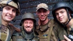 Andriy Zelinskyy (zweiter von links), Militärkaplan der griechisch-katholischen Kirche in der Ukraine, mit einigen Soldaten 