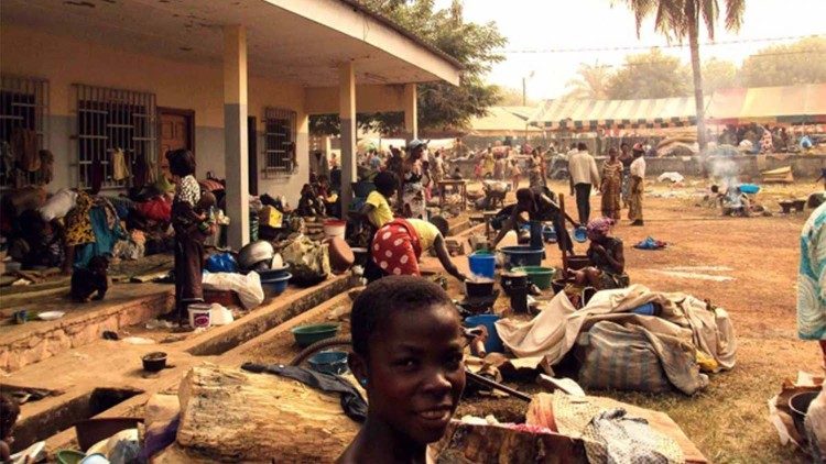 2022.02.08 A Duekoue refugies quittent mission catholique