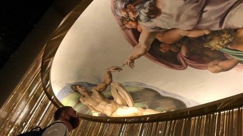 Il cuore del padiglione della Santa Sede all'Expo di Dubai, con la riproduzione della "Creazione di Adamo" di Michelangelo per la Cappella Sistina