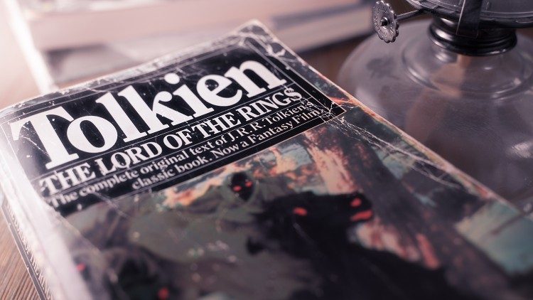La copertina de "Il Signore degli Anelli" di J.R.R. Tolkien
