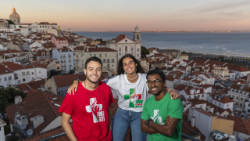 Jaunuoliai su PJD marškinėliais Lisabonoje