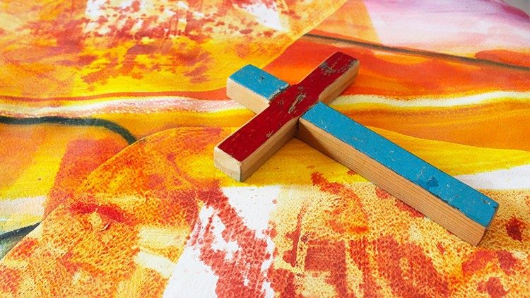 Huku Lampedusa, msalaba mdogo wa mti uliotengenezwa kutoka kwenye mitumbwi ya wahamiaji