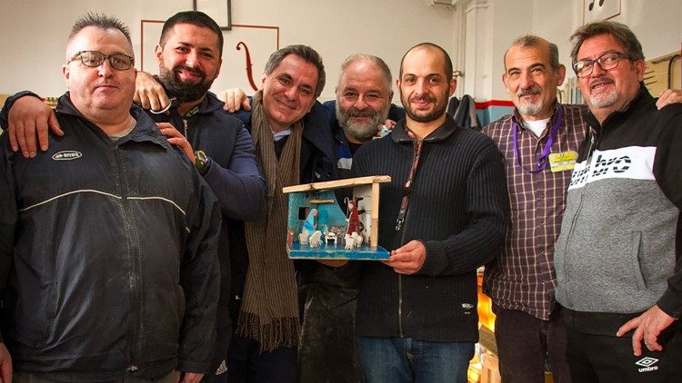 Szopka wykonana z drzewa jednej z łodzi przybyłych z migrantami na Lampedusę