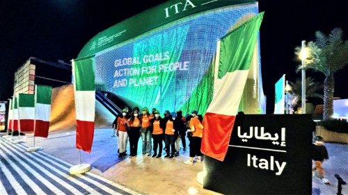 Il gruppo degli studenti IUSVE di fronte al Padiglione Italia a Dubai