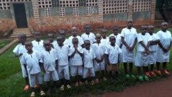 Jovens pigmeus num instituto dos missionários Combonianos na RDC