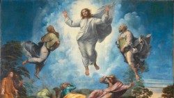 Medtem ko je molil, se je videz njegovega obličja spremenil in njegova obleka je belo sijala. In glej, dva moža sta se pogovarjala z njim; bila sta Mojzes in Elija.