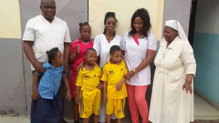 Des enfants trisomiques, avec le personnel soignant et accompagnateur (photo d'illustration) 