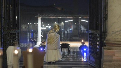 Il Papa è sul sagrato della Basilica di San Pietro, per il momento straordinario di preghiera in tempo di pandemia