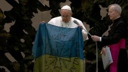 Popiežius laiko Ukrainos vėliavą, atvežtą iš Bučos