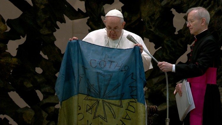 Franziskus zeigt bei einer Generalaudienz eine ukrainische Fahne aus Butscha