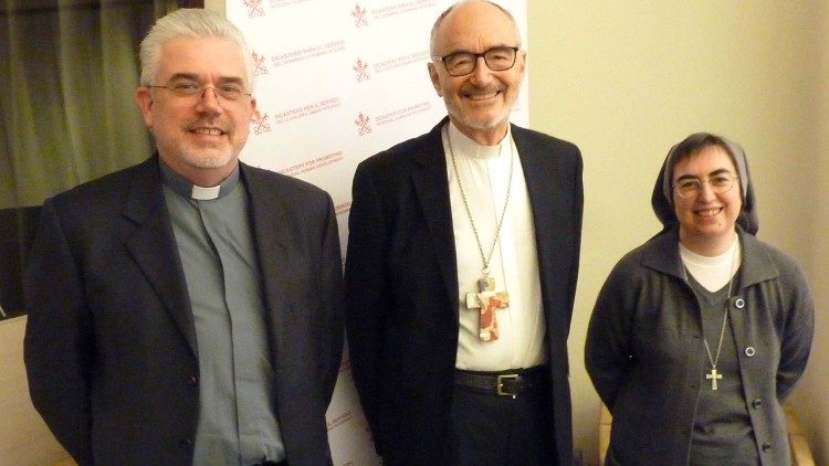 由左至右：巴乔神父、切尔尼枢机、斯梅里利修女