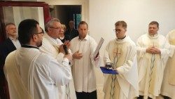 Veres András püspök megáldja a felújított zarándokházat 