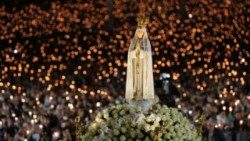 Una processione presso il Santuario di Fatima, Portogallo