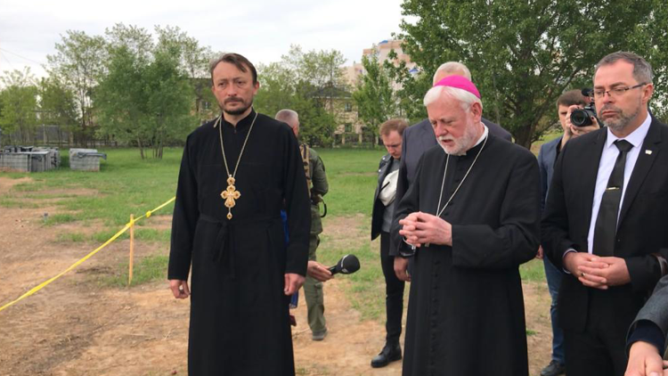 Nadbiskup Gallagher sabran u molitvi tijekom posjeta Ukrajini u svibnju 2022.