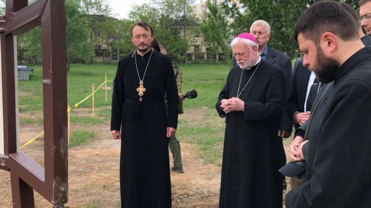 Mgr Paul Richard Gallagher, secrétaire du Saint-Siège pour les relations avec les États, en visite en Ukraine, du 20 au 22 mail 2022. 