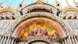 La representación de la Ascensión del Señor en la fachada de la catedral de Venecia, Italia