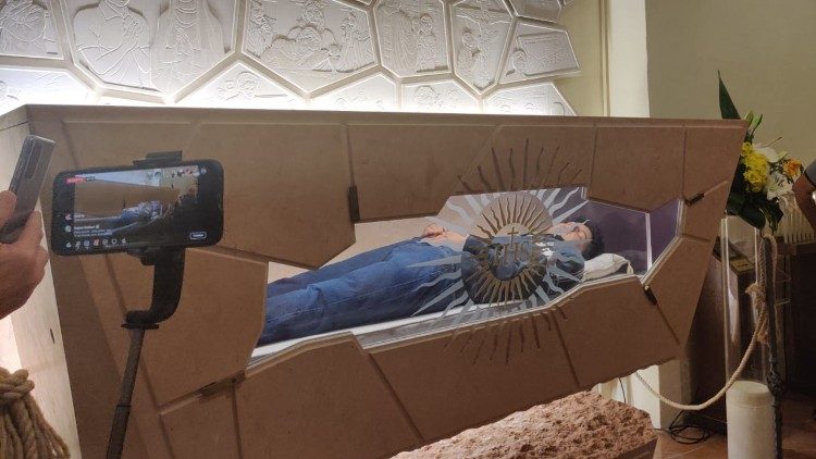 Der selige, bald heilige Carlo Acutis, ist in Assisi aufgebahrt