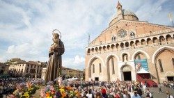 Procesión con San Antonio en Padua