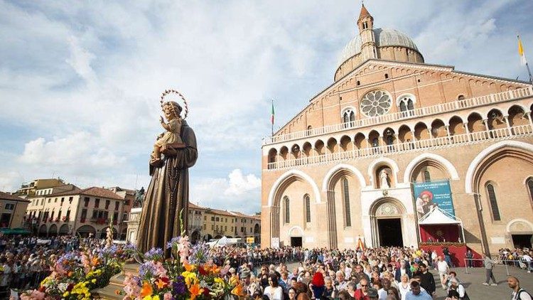Procesión con San Antonio en Padua