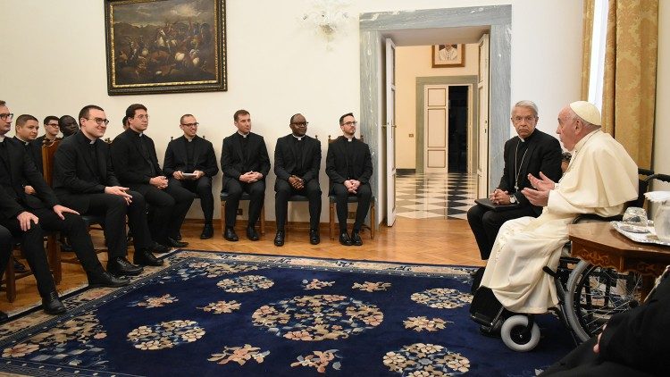 Franziskus im Juni letzten Jahres bei einem Treffen mit den angehenden Vatikan-Diplomaten