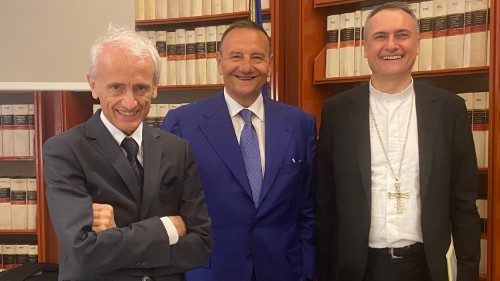 Il cardinale Gambetti alla Camera dei Deputati insieme al presidente dell'Ente per il Microcredito Mario Baccini 