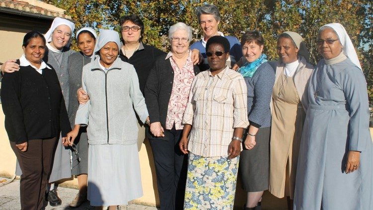 10 sisters who formed the inter-congregational community, with UISG Executive Secretary, Sr Pat Murray (centre)