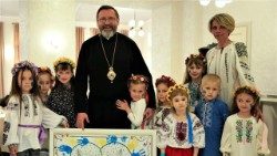 Großerzbischof Swjatowslaw Schewtschuk mit ukrainischen Kindern