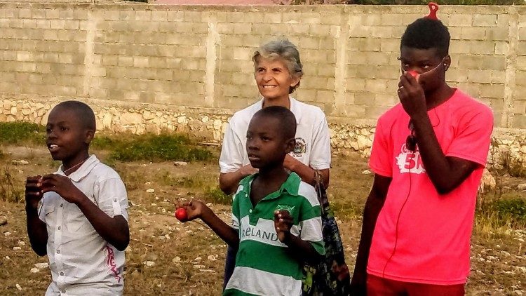 Sœur Luisa avec des jeunes haïtiens. 