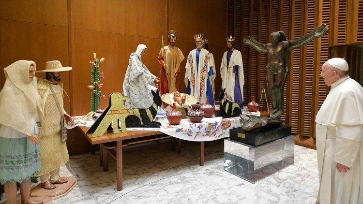 Der Papst begutachtet im letzten Advent die Krippe in der vatikanischen Audienzhalle