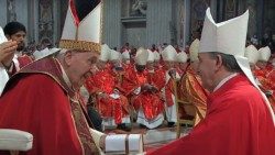 Papa Franjo daje palij mons. Tomu Vukšiću, 29. lipnja 2022. 