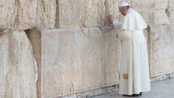 Papež v molitvi pri zidu žalovanja, Jeruzalem