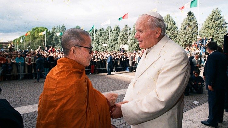 2022.06.30 1986.10.27 Perugia Assisi GIOVANNI PAOLO II E I RAPPRESENTANTI DELLE DIVERSE CHIESE E COMUNIONI CRISTIANE CONVENUTI IN ASSISI PER LA GIORNATA MONDIALE DI PREGHIERA PER LA PACE 27 ottobre 1986.