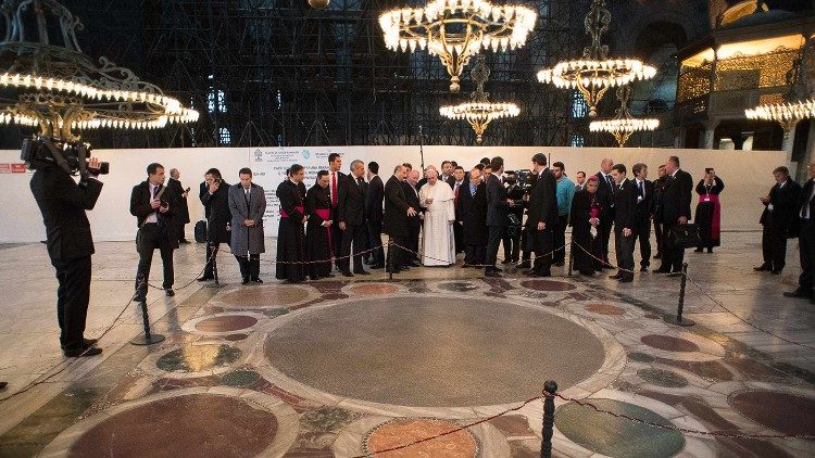 Le Pape François dans la Mosquée bleue d'Istanbul, en 2014.