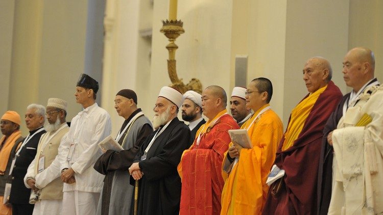 Rappresentanti di diverse religioni in un momento di preghiera