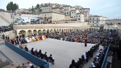 في عالم تمزقه الصراعات تسعى الأديان إلى تعزيز الأخوة