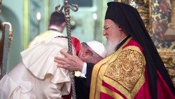 Istanbul, 30.6.2022: Patriarch Bartholomaios I. empfängt Papst Franziskus in brüderlicher Umarmung
