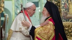 Setkání papeže Františka a patriarchy Bartoloměje během papežovy cesty do Turecka v červnu roku 2022
